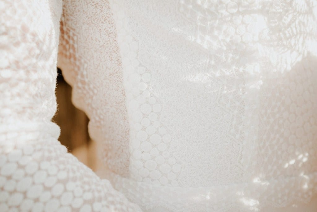 détails tissu robe de mariée dentelle géométrique